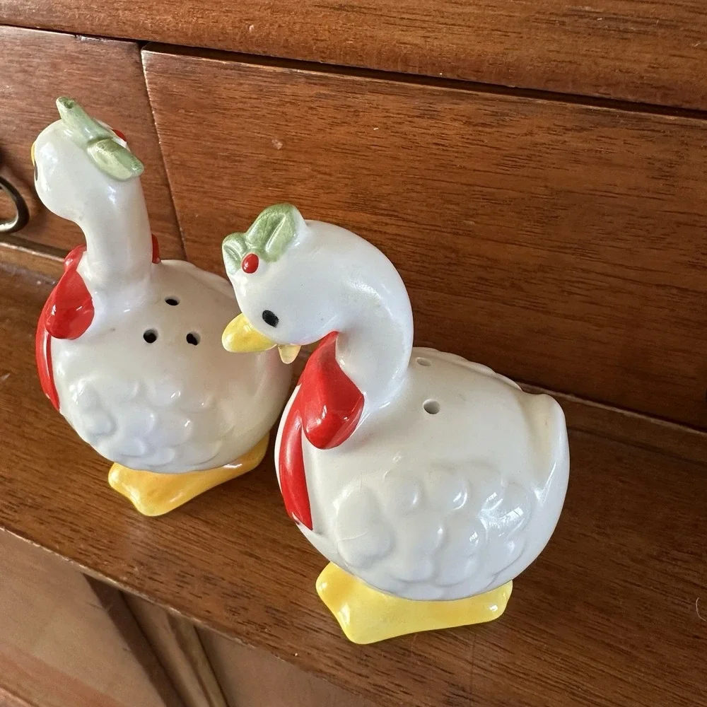 VTG Pair Of Goose Salt & Pepper Shakers Red Bows Holly Christmas Cottagecore